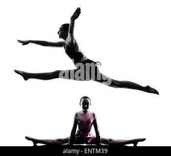 eine Kaukasische Frau Teenager und kleine Mädchen, die Ausübung der rhythmischen Sportgymnastik in der Silhouette isoliert auf weißem Hintergrund Stockfoto