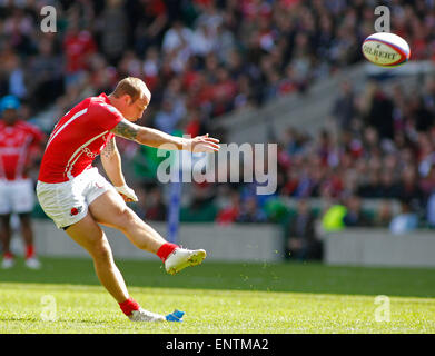 TWICKENHAM, ENGLAND - Mai 09: Owain Davies von The Army Kicks spielte den Ball während der Rugby-Union-match zwischen The British Army und der Royal Navy Babcock-Trophy im Twickenham Stadium, am 9. Mai 2015 in Twickenham, England.  (Foto von Mitchell Gunn/ESPA) *** lokalen Caption *** Owain Davies Stockfoto