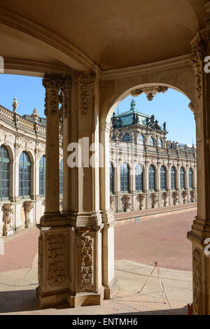 Blick vom Bögen der Gewölbe unter Wand Pavillon in Richtung geschwungene Galerie und französischen Pavillon der Zwinger in Dresden, Sachsen, Deutschland. Stockfoto