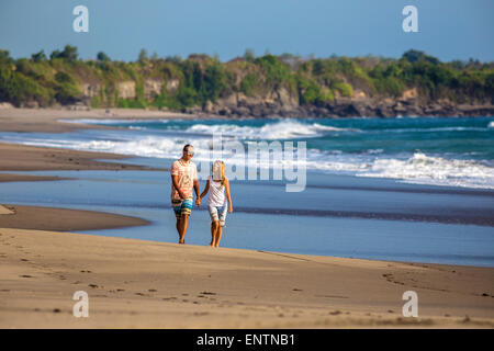 Paar gehen am Strand in Bali. Indonesien Stockfoto