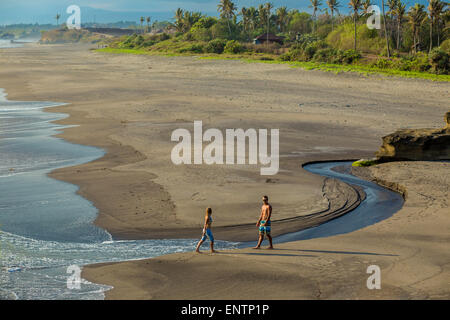 Paar gehen am Strand in Bali. Indonesien Stockfoto