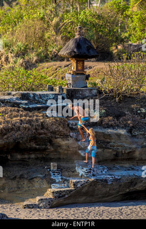 Paar gehen am Strand in Bali. Indonesien Stockfoto