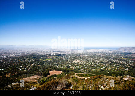 Cape Town, Südafrika: ein Panoramablick auf die Cape Flats und Kapstadt vom Tafelberg. Stockfoto