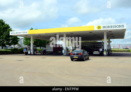 Ein Blick auf die Tankstelle an der Supermarkt-Tankstelle Morrisons in Whitely, Lesung. Stockfoto