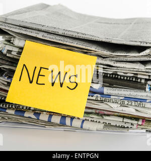 Stapel der Zeitung mit post-it schreiben News Wort Stockfoto