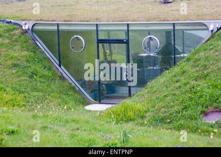 Eco House Malator Erdhaus in Hang gebaut in Druidston Haven, Pembrokeshire Coast National Park, Wales UK im Mai Stockfoto