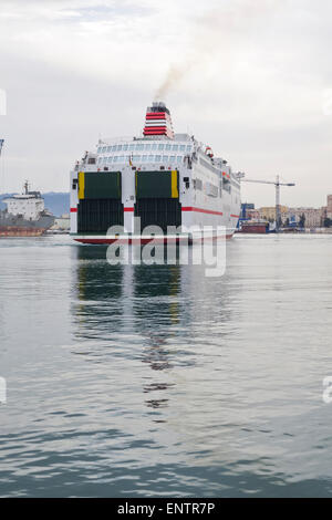 Fähre, Acciona Trasmediterráneain, Fortuny, in dem Hafen von Málaga, Costa Del Sol, Spanien. Hafen. Stockfoto