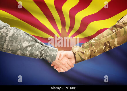 Soldaten-Handshake und US Zustand-Markierungsfahne - Arizona Stockfoto