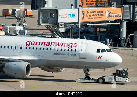Germanwings Airbus A320-200 wird geschoben-zurück aus dem Passagier-terminal am Flughafen Düsseldorf International, Deutschland. Stockfoto