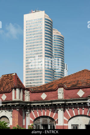 Türme des World Trade Center und verlassenen Haus im Kolonialstil, Colombo, Sri Lanka Stockfoto