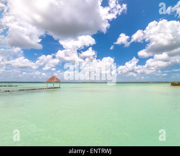 Pier und Palapa in Karibik Bacalar Lagune, Quintana Roo, Mexiko Stockfoto