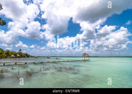 Pier und Palapa in Karibik Bacalar Lagune, Quintana Roo, Mexiko Stockfoto