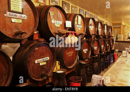 Innenausbau bar alte Taverne Antigua Casa de Guardia oder Casa Flores älteste Bodega in Malaga, Andalusien, Spanien. Stockfoto