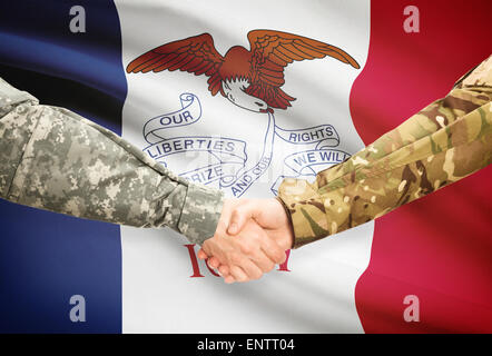 Soldaten-Handshake und US Zustand-Markierungsfahne - Iowa Stockfoto