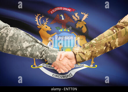 Soldaten-Handshake und US Zustand-Markierungsfahne - Michigan Stockfoto