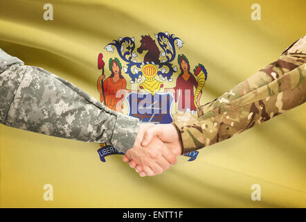 Soldaten-Handshake und US Zustand-Markierungsfahne - New Jersey Stockfoto