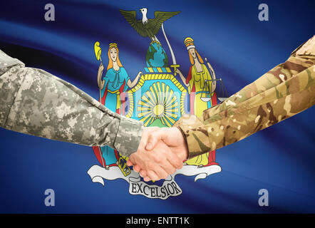 Soldaten-Handshake und US Zustand-Markierungsfahne - New York Stockfoto