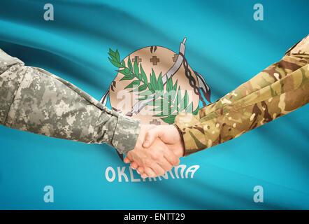 Soldaten-Handshake und US Zustand-Markierungsfahne - Oklahoma Stockfoto