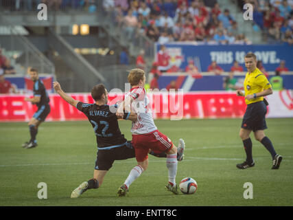 Harrison, New Jersey, USA. 10. Mai 2015. NYCFC PABLO ALVAREZ fordert Red Bulls DAX MCCARTHY in der 1. Hälfte, New York Red Bulls vs. New York City FC, Red Bull Arena, Sonntag, 10. Mai 2015. Dies ist das erste Derby zwischen vereinen. © Bryan Smith/ZUMA Draht/Alamy Live-Nachrichten Stockfoto