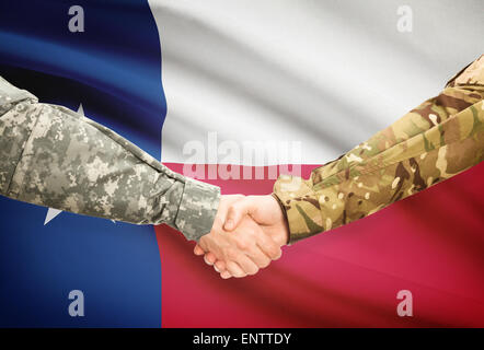 Soldaten-Handshake und US Zustand-Markierungsfahne - Texas Stockfoto