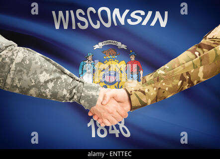 Soldaten-Handshake und US Zustand-Markierungsfahne - Wisconsin Stockfoto