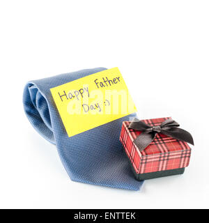 Krawatte und Geschenk box mit Karte Tag schreiben glücklicher Vater Tag Wort auf weißem Hintergrund Stockfoto