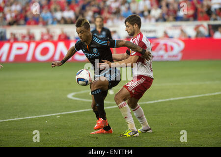 Harrison, New Jersey, USA. 10. Mai 2015. NYCFC die KHIRY SHELTON und Red Bulls DAMIEN PERRINELLE im 1. Halbjahr, New York Red Bulls vs. New York City FC, Red Bull Arena, Sonntag, 10. Mai 2015. Dies ist das erste Derby zwischen vereinen. © Bryan Smith/ZUMA Draht/Alamy Live-Nachrichten Stockfoto