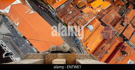 Ziegeldächer der Altstadtblick von Clérigos Turm in Porto, Portugal Stockfoto