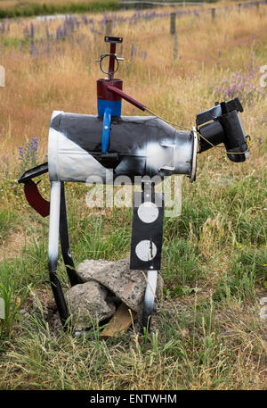 Neuheit-Postfach aus einer Milchkanne und andere Metallteile, Mount Cass, Canterbury, Neuseeland gemacht. Stockfoto