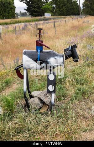 Neuheit-Postfach aus einer Milchkanne und andere Metallteile, Mount Cass, Canterbury, Neuseeland gemacht. Stockfoto