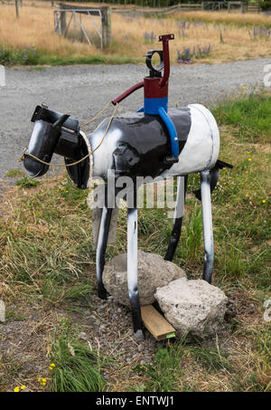 Neuheit-Postfach aus einer Milchkanne und andere Metallteile, Mount Cass, Canterbury, Neuseeland gemacht. Stockfoto