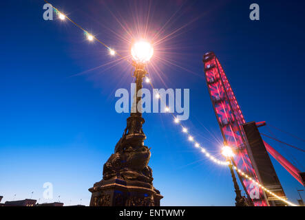 Eine Lampe und Leuchten mit starken Flare am Südufer ist das London Eye im Hintergrund Stockfoto