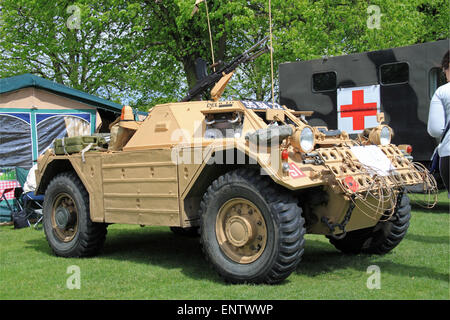Daimler Ferret Mk1 Scout Car Liaison (1953), 10. Royal Hussars. Chestnut Sunday, 10. Mai 2015. Bushy Park, Hampton Court, London Borough of Richmond, England, Großbritannien, Großbritannien, Europa. Vintage- und Oldtimer-Parade und Ausstellungen mit Messegelände und militärischen Nachstellungen. Kredit: Ian Bottle / Alamy Live News Stockfoto