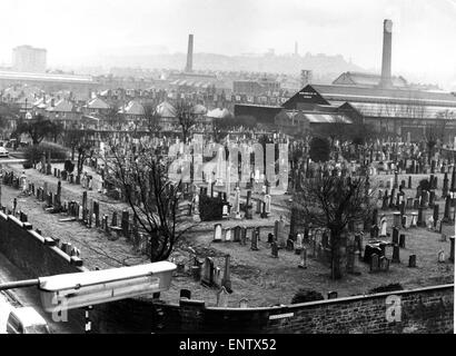 Rosebank Friedhof, Edinburgh, Schottland, 11. März 1970. Fabrikgebäude und Gehäuse im Hintergrund. Stockfoto