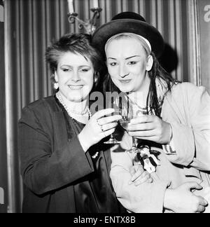 Britischer Rock und Pop Preis im Londoner Lyceum Ballroom. Sänger der Gruppe feiert Kultur Club Boy George (rechts) nach dem Gewinn der Daily Mirror Leser Award für herausragende Musik Persönlichkeit mit Alison Moyet des Pop-Duos Yazoo, wer die beste Sängerin ausgezeichnet. 9. Februar 1983. Stockfoto