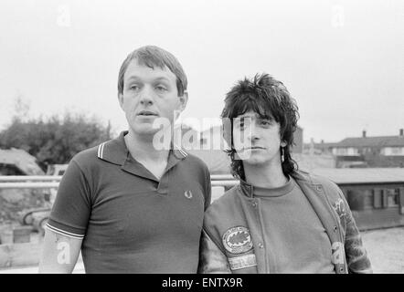 Gary Holton Schauspieler Auf Wiedersehen Pet, Fernsehsendung, gefilmt in den zentralen TV Elstree Studios, Oktober 1982. Der Comedy-Serie ist über ein Team von britischen Maurer in Deutschland tätig. Im Bild: Kevin Whately und Gary Holton. Stockfoto