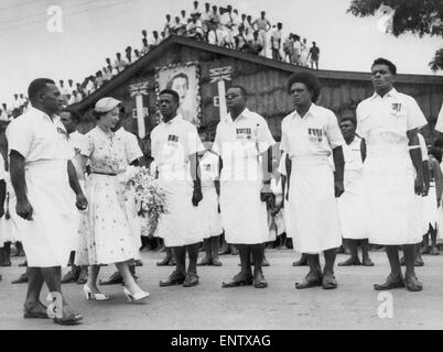 Die Königin prüft die Wache bei ihrer Ankunft in Lautoka auf den Fidschi-Inseln als Teil ihrer Krönung-Tour. Januar 1977. Stockfoto