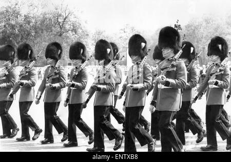 Erste ethnische Gardist im Dienst am Buckingham Palace: Gardist Richard Grant Stokes die Hut-Parade zu ändern. 15. Mai 1988 Stockfoto