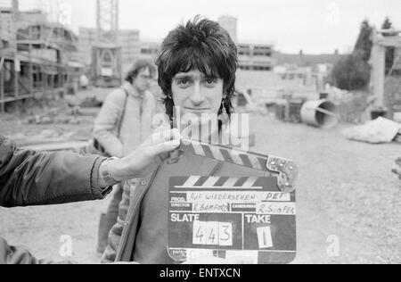 Gary Holton Schauspieler Auf Wiedersehen Pet, Fernsehsendung, gefilmt in den zentralen TV Elstree Studios, Oktober 1982. Der Comedy-Serie ist über ein Team von britischen Maurer in Deutschland tätig. Im Bild: Schauspieler Kevin Whately. Stockfoto