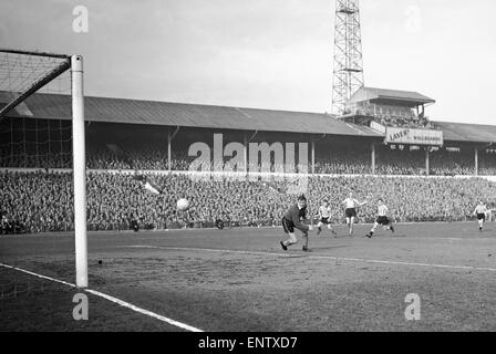 Sheffield United gegen Norwich City. Der Ball fliegt vorbei Nethercott den Norwich-Keeper. 28. Februar 1959. Stockfoto