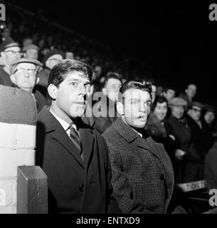 Norwich City FC Spieler Kevin Keelan und hohe Curran beobachten das Spiel gegen Stockport. 20. Februar 1967. Stockfoto