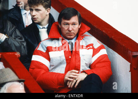 Manchester United-Trainer Alex Ferguson sieht sein Team in Aktion während seiner Mannschaft Liga Division auf Ematch Aginst Arsenal 24. Januar 1987. Stockfoto