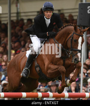 Badminton, South Gloucestershire, UK. 10. Mai 2015. Mitsubishi Motors Badminton Horse Trials, Tag 4 von 4 - William Fox Pitt (GBR) Reiten Chili Morgen während der Show Jumping Phase Credit: Action Plus Sport/Alamy Live News Stockfoto