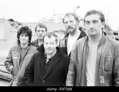 Gary Holton Schauspieler Auf Wiedersehen Pet, Fernsehsendung, gefilmt in den zentralen TV Elstree Studios, Oktober 1982. Der Comedy-Serie ist über ein Team von britischen Maurer in Deutschland tätig. Im Bild: Darsteller, von links: Gary Holton, Kevin Whately, Tim Healey, Pat Roach und Jimmy Nail. Stockfoto