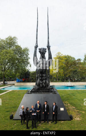 London, UK. 11. Mai 2015. Im Bild: L-r: Stadtrat Audrey Lewis, Oberbürgermeister von Westminster, Cllr Robert Davis, stellvertretender Vorsitzender des Stadtrates von Westminster, der russische Botschafter in UK Alexander Vladimirovich Yakovenko, Künstler Dashi Namdakov und Paul Green, Präsident der Halcyon Gallery. Halcyon Gallery präsentiert "sie Hüterin", eine monumentale Skulptur von russischen Bildhauer und Künstler Dashi Namdakov am Marble Arch. Die Bronzestatue Klaue bis Flügelspitze 11 m entspringt und zeigt eine mystische und fantastische weibliche Katze, ihre Jungen zu schützen. "Guardian" nahm mehr als zwei Jahren zu erstellen und Stockfoto