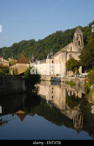 Benediktiner-Abtei spiegelt sich in den Fluss Dronne, Brantome, Dordogne, Frankreich Stockfoto