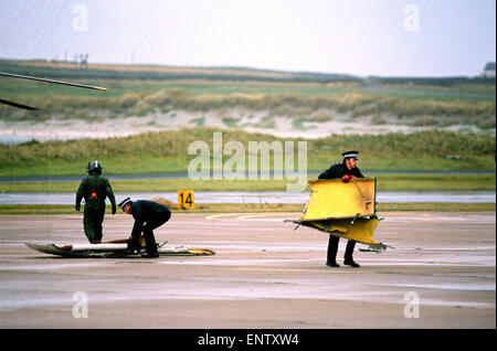 Sumburgh Hubschrauberabsturz. Teile des Hubschraubers von dem Absturz erholt. November 1986. Am 6. November 1986 stürzte ein Boeing 234LR Chinook-Hubschrauber 2,5 mi (4,0 km) nordöstlich des Flughafens. Nur zwei Menschen überlebten mit 45 Todesopfer. Stockfoto