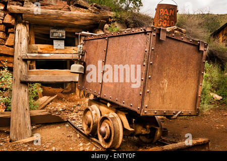 Arizona-Geisterstadt Jerome Minenwagen und Zeichen Stockfoto