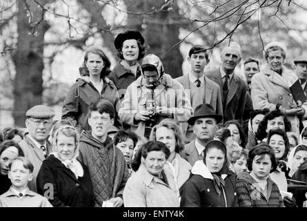 Königin Elizabeth II Aufnahmen vor der Kamera ihre Roliflex bei Badminton Horse Trials mit ihren Kindern Prinzessin Anne und Prinz Charles in der Masse zu beobachten. 12. April 1965. Stockfoto