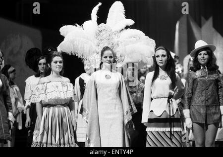 Miss Welt Teilnehmer in Tracht, in der Royal Albert Hall, 27. November 1969. Im Bild: L-R Miss Costa Rica Damaris Urena, Miss Kolumbien Lina Maria Garcia, Miss Chile Ana Maria Nazar und Miss Kanada Jacquie Perrin. Stockfoto